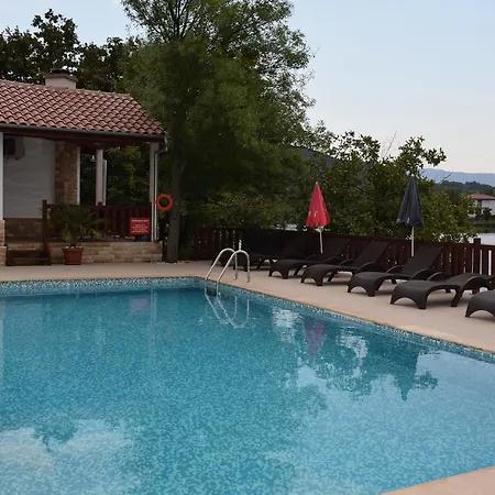 две Луксозна вила